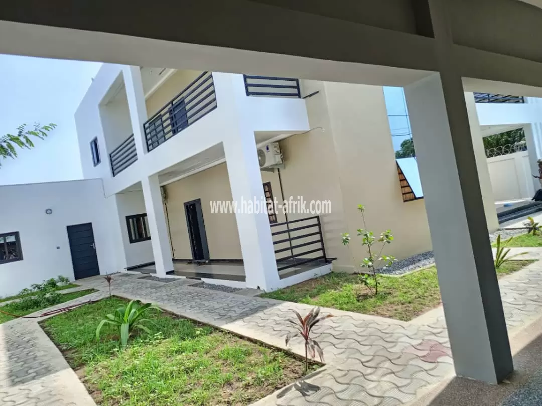 Villa duplex haut standing avec Piscine sur 1 lot à vendre à Avépozo Ibomonou(Lomé-Togo)