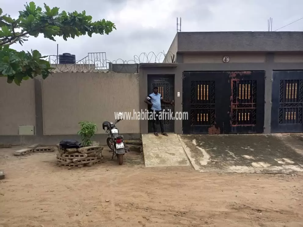 Maison propre bien dallée de 2 apparts sur 1/2 lot en vente à Adéticopé(Lomé-Togo)