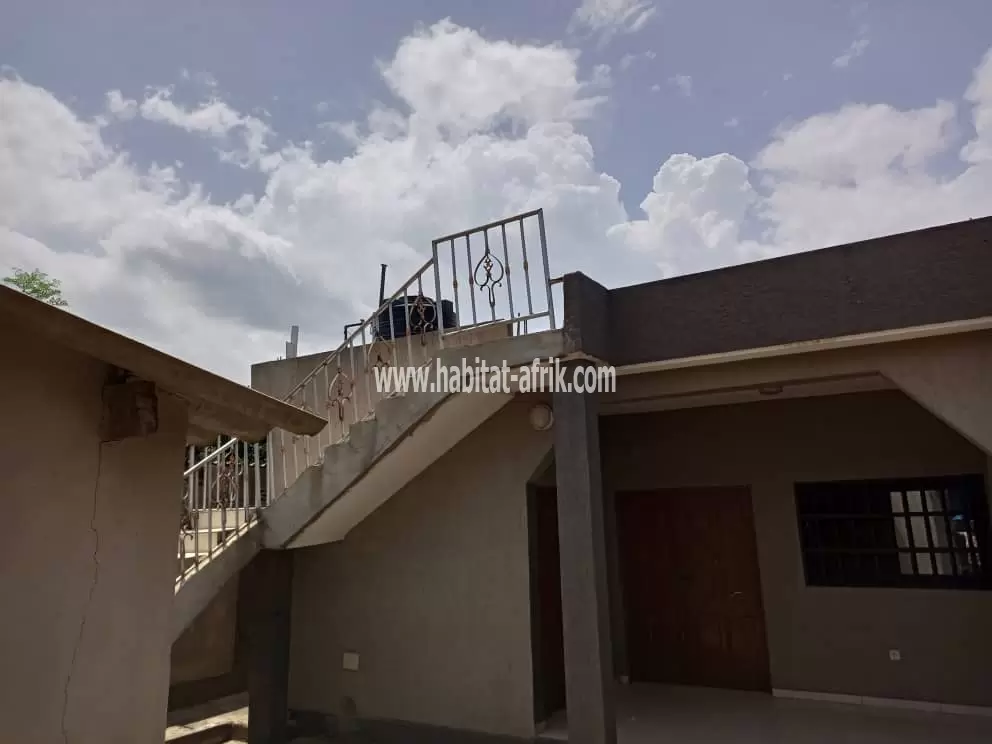 Maison propre bien dallée de 2 apparts sur 1/2 lot en vente à Adéticopé(Lomé-Togo)