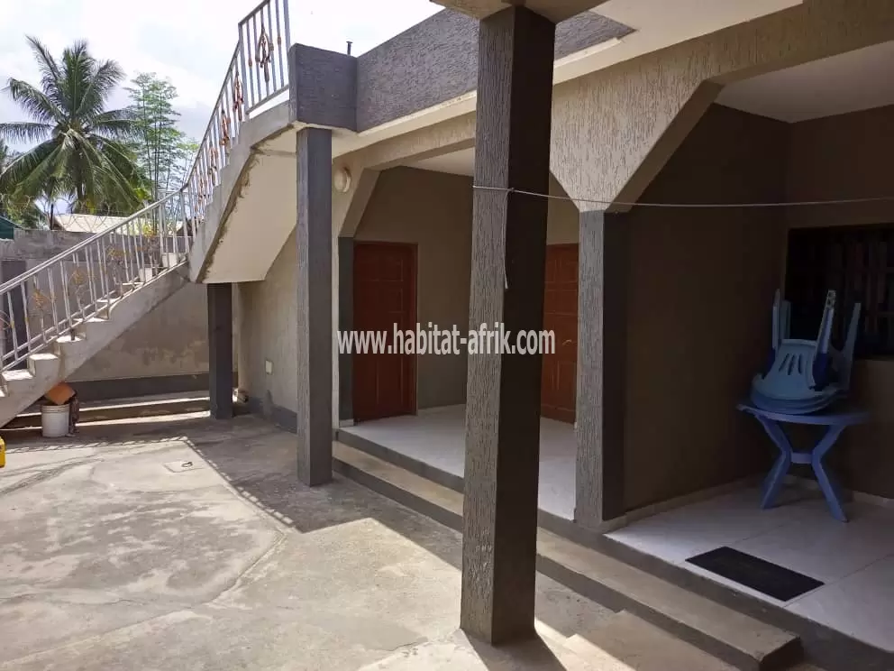 Maison propre bien dallée de 2 apparts sur 1/2 lot en vente à Adéticopé(Lomé-Togo)