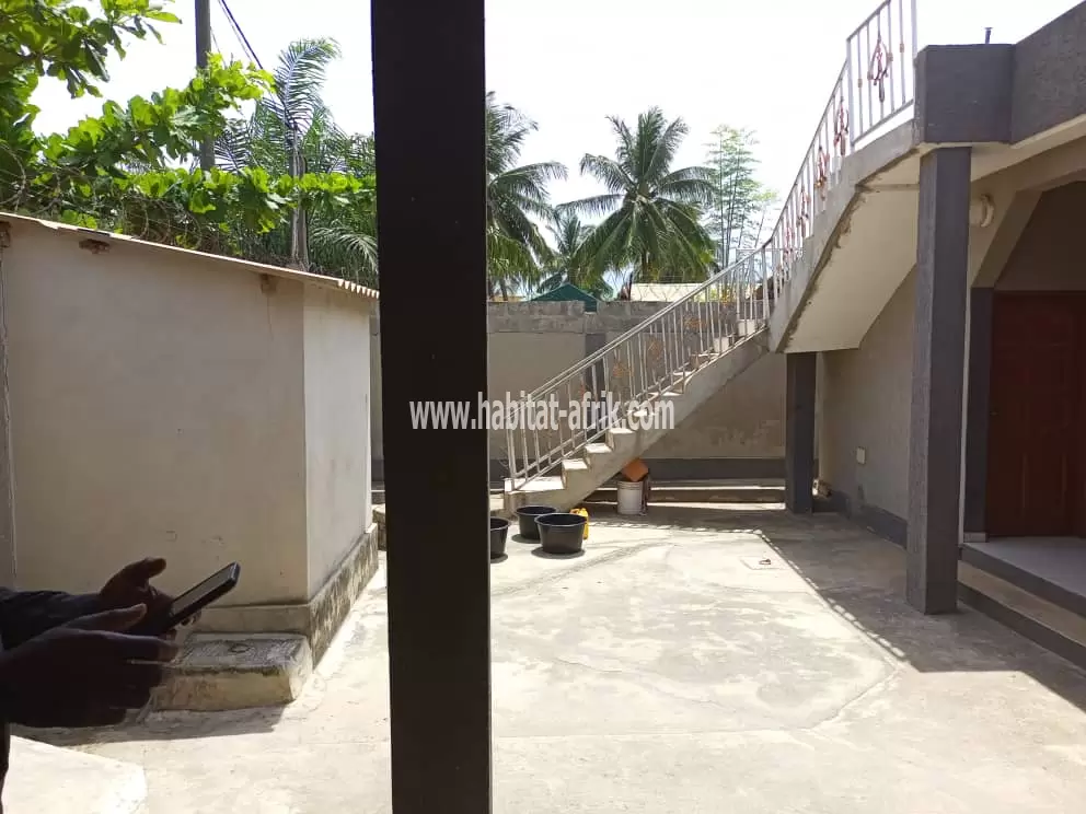 Maison propre bien dallée de 2 apparts sur 1/2 lot en vente à Adéticopé(Lomé-Togo)