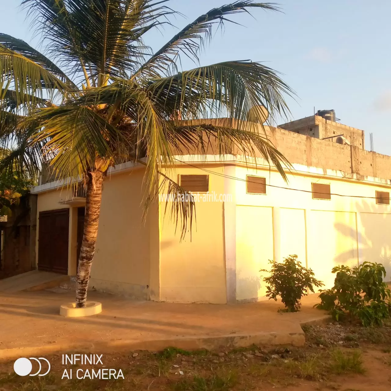 Maison dallée de 2 apparts sur 1/4 de lot angle rue en vente à Ségbé Kpodji(Lomé-Togo)