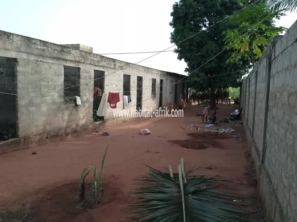 1/2 lot avec 7 pièces inachevées niveau toiture à vendre à Djagblé(TOGO)
