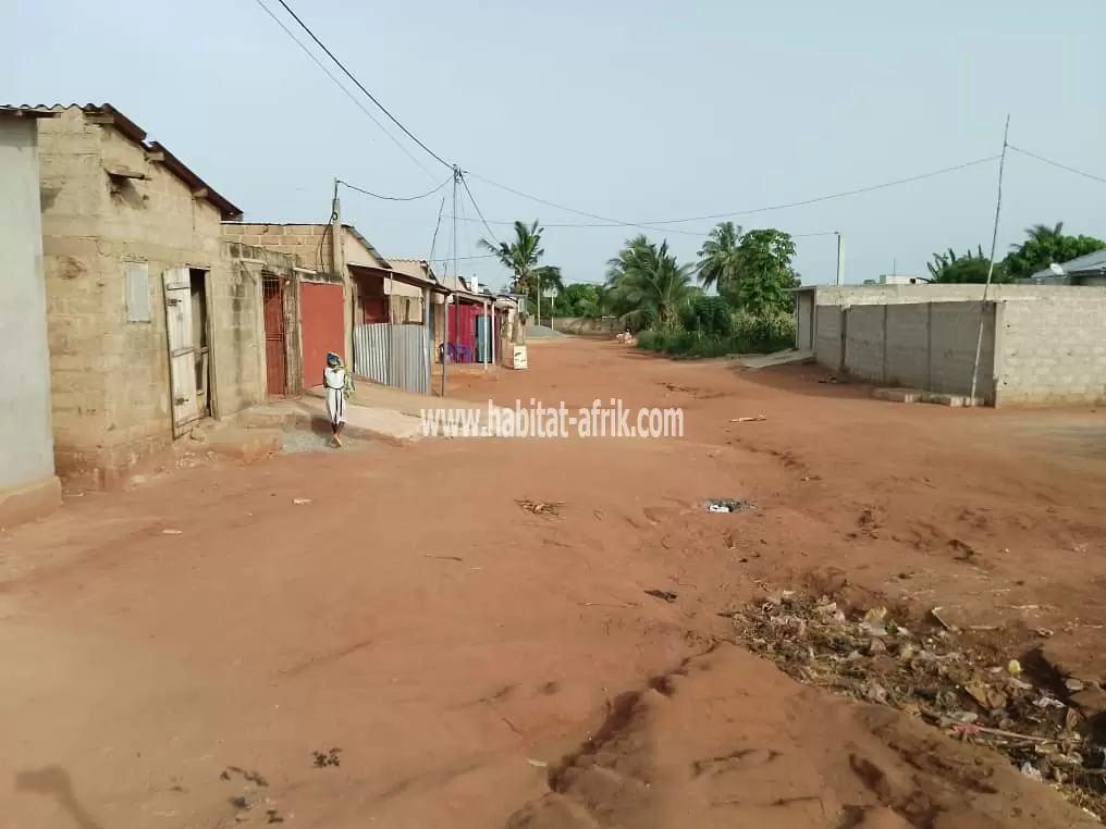 1/2 lot avec 7 pièces inachevées niveau toiture à vendre à Djagblé(TOGO)