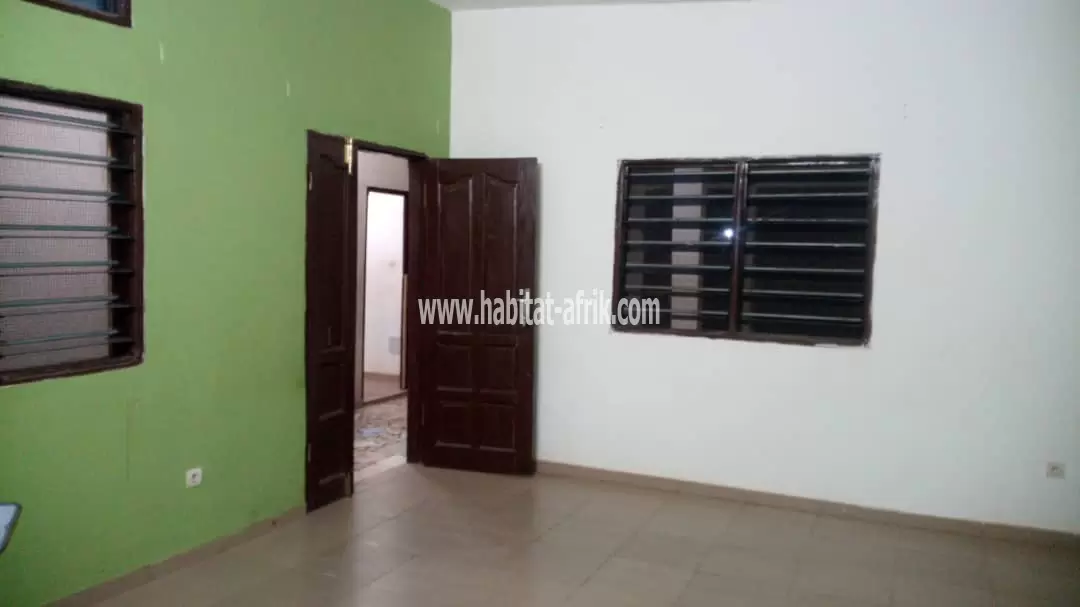 Maison de location dallée et carrelée sur 1/4 lot carré en vente à Adidogomé Ségbé Kpodji(Lomé-Togo)