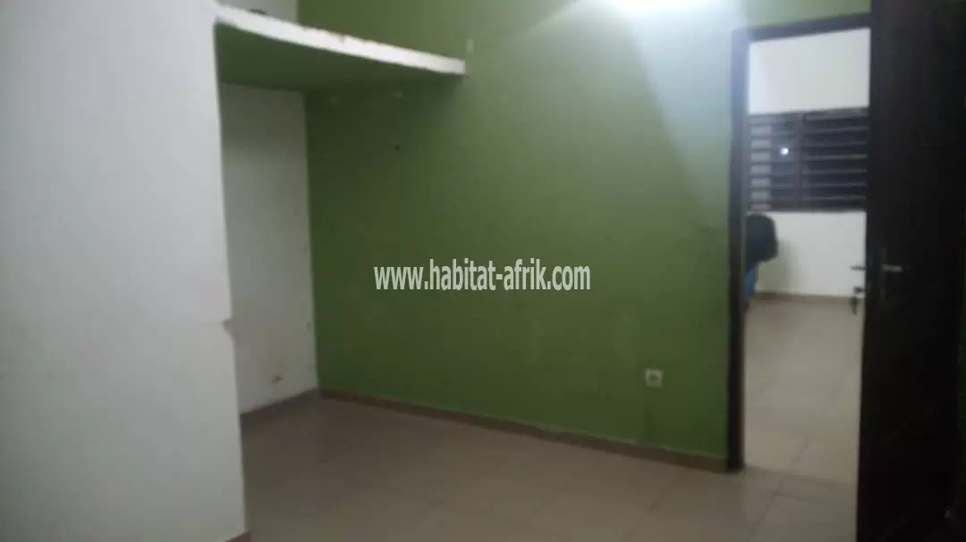 Maison de location dallée et carrelée sur 1/4 lot carré en vente à Adidogomé Ségbé Kpodji(Lomé-Togo)