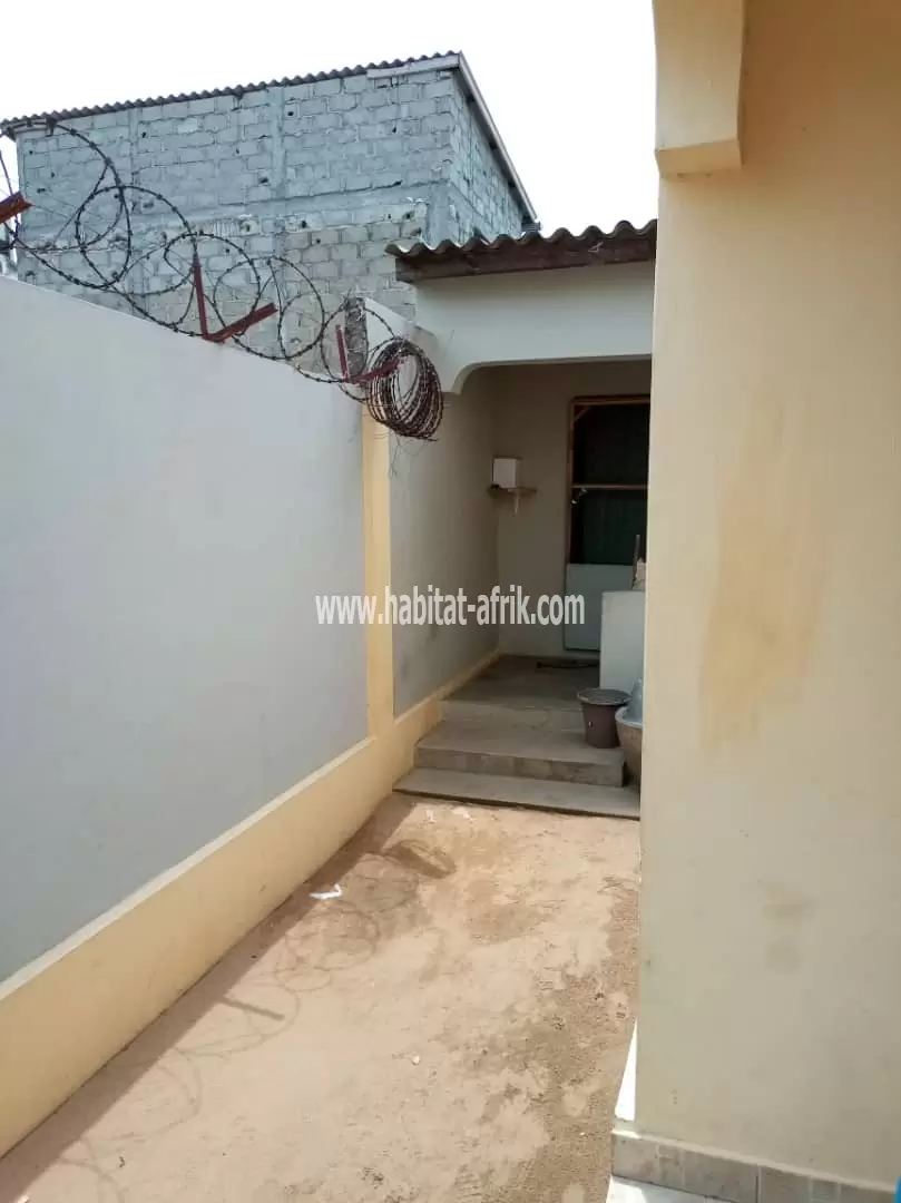 Belle villa dallée construite sur 532 m² angle rue en vente à Avépozo(TOGO)