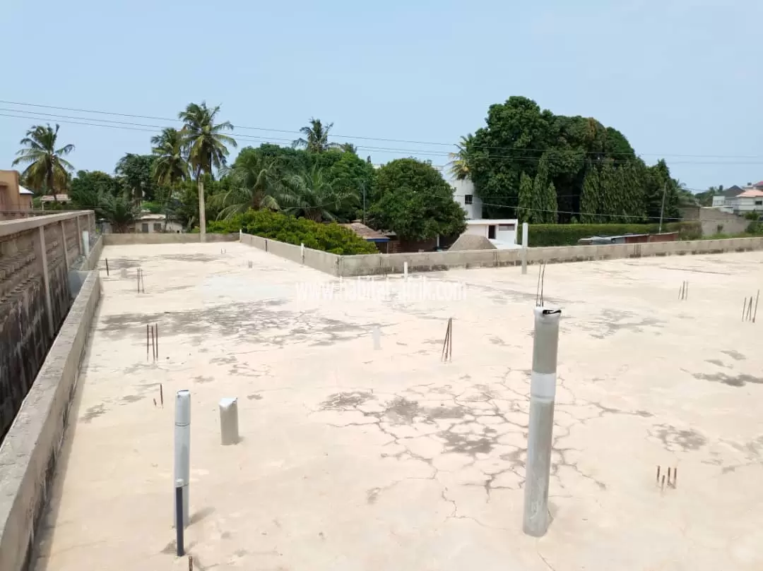 Belle villa dallée construite sur 532 m² angle rue en vente à Avépozo(TOGO)