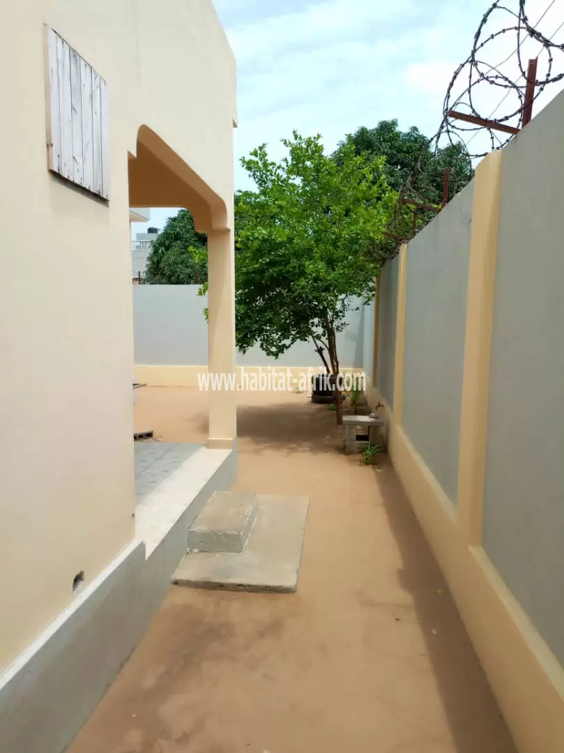 Belle villa dallée construite sur 532 m² angle rue en vente à Avépozo(TOGO)