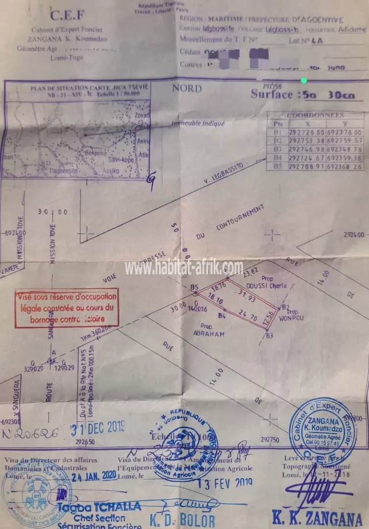 Terrain de presque 1 lot en vente à Agoè Légbassito au bord du goudron du contournement(Lomé-Togo)