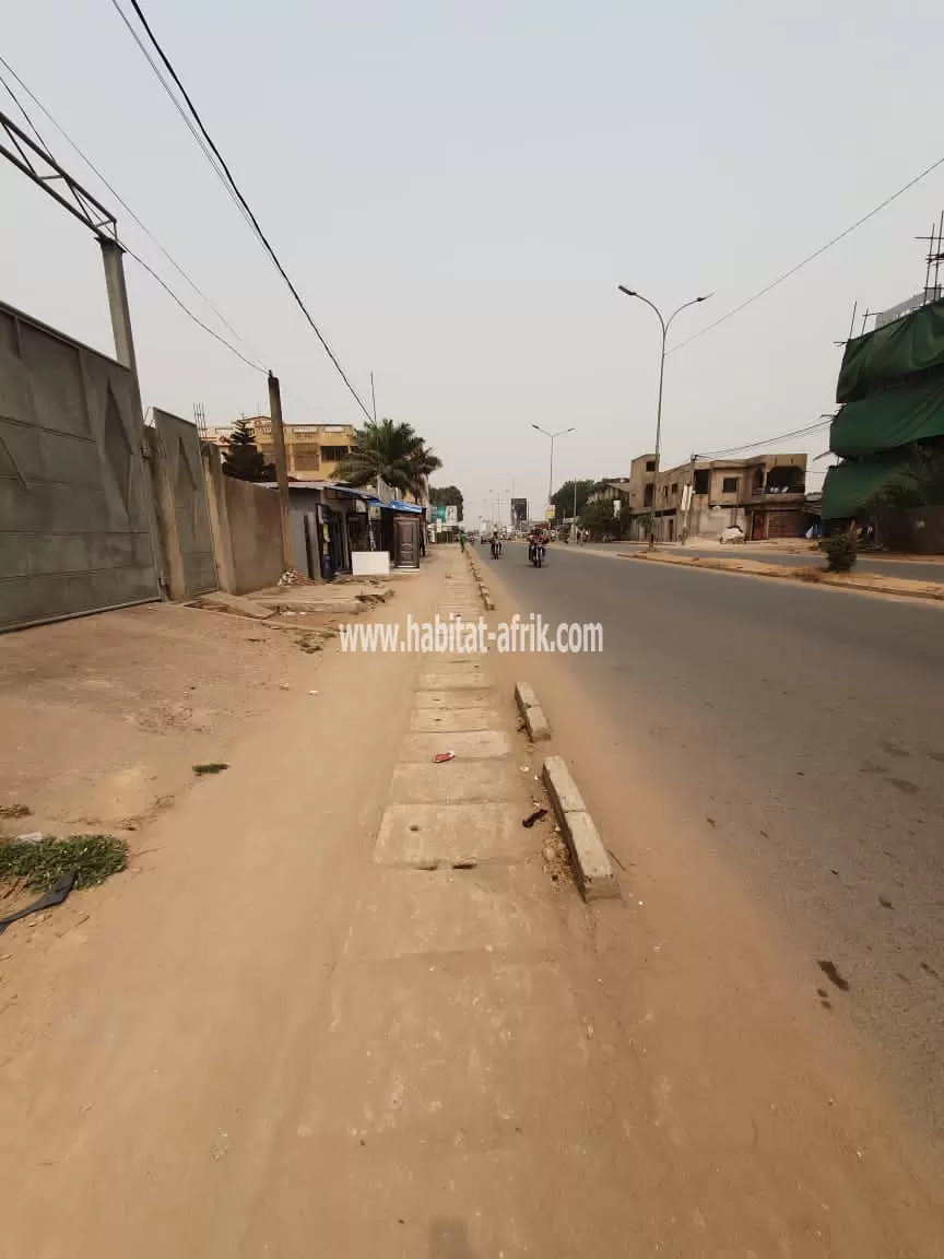 3/4 de lot bien clôturé en vente au bord du goudron à Avédji Limousine(Lomé-Togo)