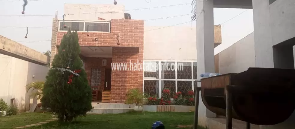 Belle villa bâtie sur 1/2 lot en vente à Agoè Sogbossito (Lomé-Togo)