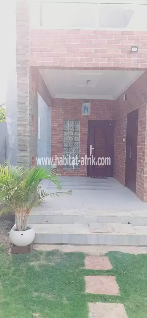 Belle villa bâtie sur 1/2 lot en vente à Agoè Sogbossito (Lomé-Togo)