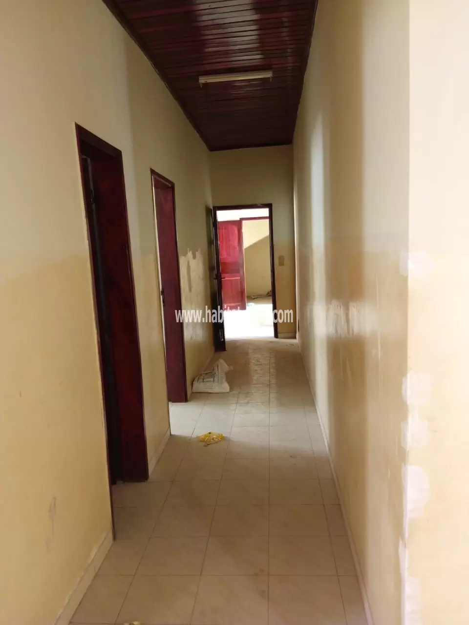 À LOUER VILLA COUR UNIQUE DE 4 CHAMBRES BAGUIDA AVANT LA CITÉ BCAO A 400M DE LA STATION JNP SALON+ DÉPENDANCE BAGUIDA AVANT LA CITÉ BCAO A 400M DE LA STATION JNP 91423710/97737597