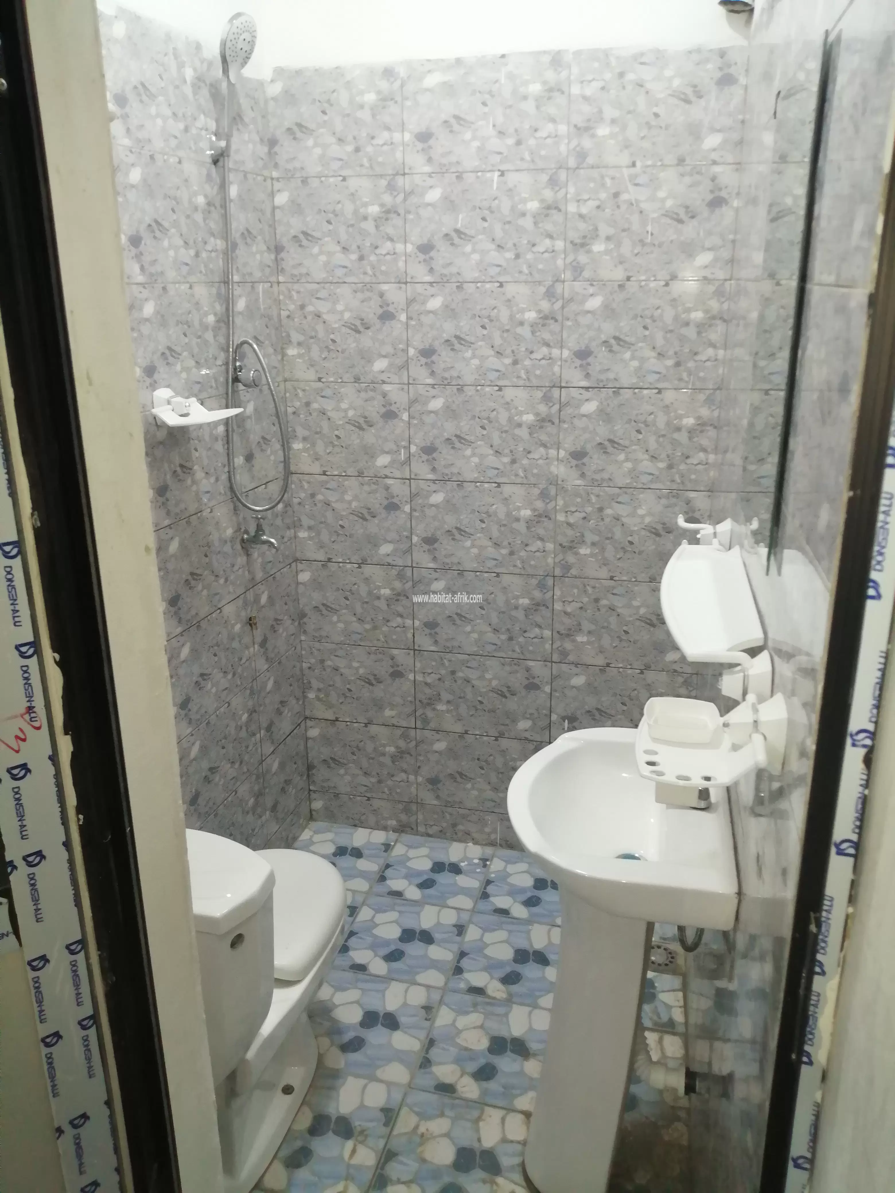 CHAMBRE SALON WC DOUCHE INTERNE CUISINE ET TERRASSE À AGOE-SAKPLETOKOPE APRÈS LE CAMP GP EN ALLANT AU CS MAWUPEMO 45.000f