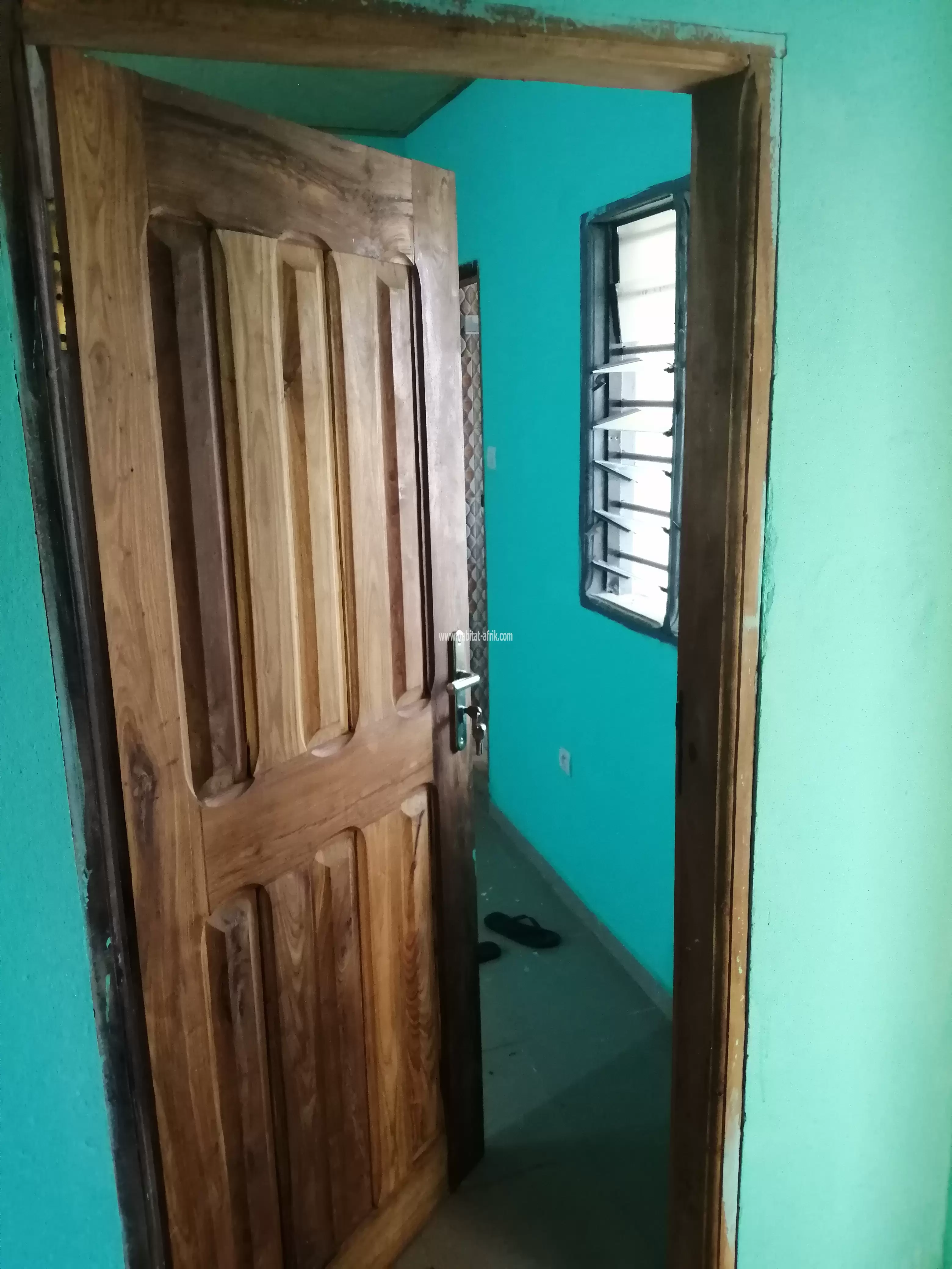 CHAMBRE SALON WC DOUCHE INTERNE CUISINE ET TERRASSE À AGOE-AMADENTA PRÈS DE L'EPP AMADENTA 25.000f