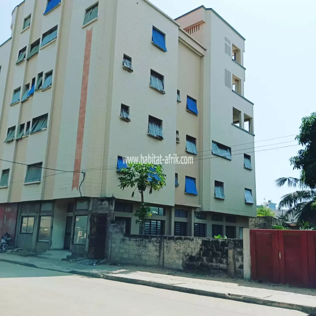 *PARCELLES AVEC CONSTRUCTION À VENDRE À COTONOU FIDJROSSE*  3 Parcelles d'une *superficie totale de 1150 mètres carrés* à vendre en plein cœur de Fidjrossè au bord des pavés avec une impressionnante construction R+ 5 achevée à 90%.   NB: La maison est con