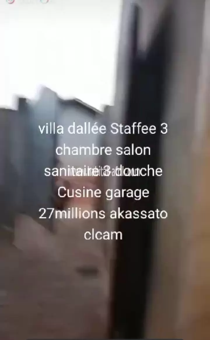 *À VENDRE UNE VILLA DALLÉE  DE 3 CHAMBRE SALON SANITAIRE à AKASSATO*  *