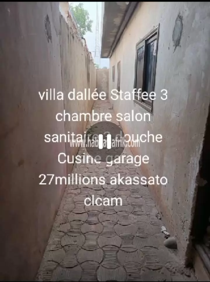 *À VENDRE UNE VILLA DALLÉE  DE 3 CHAMBRE SALON SANITAIRE à AKASSATO*  *