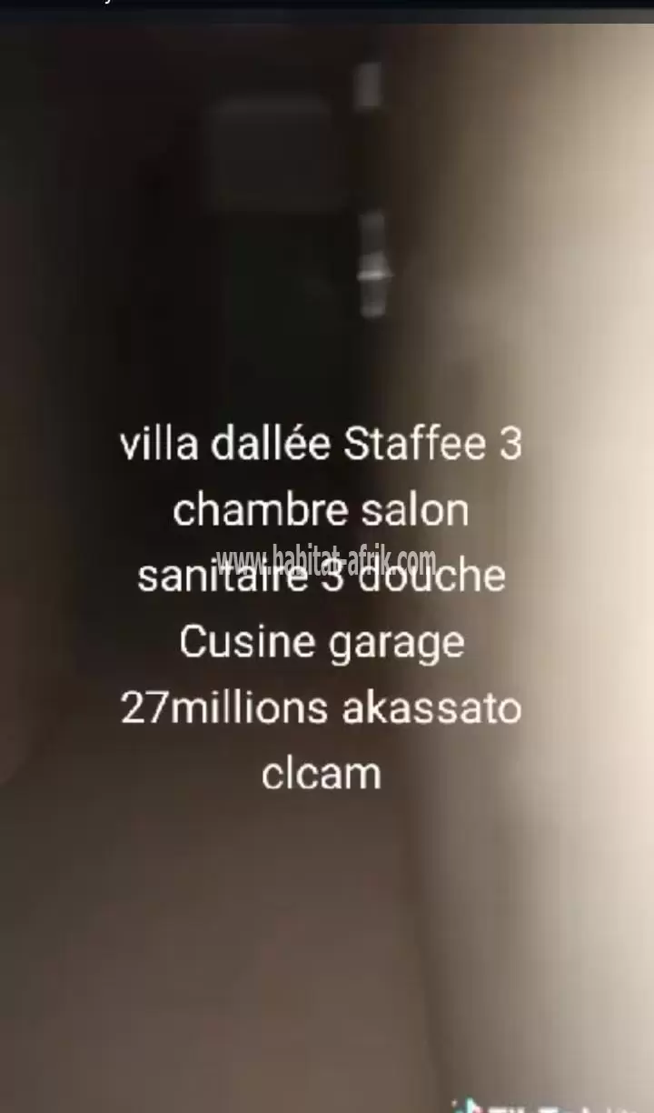 *À VENDRE UNE VILLA DALLÉE  DE 3 CHAMBRE SALON SANITAIRE à AKASSATO*  *