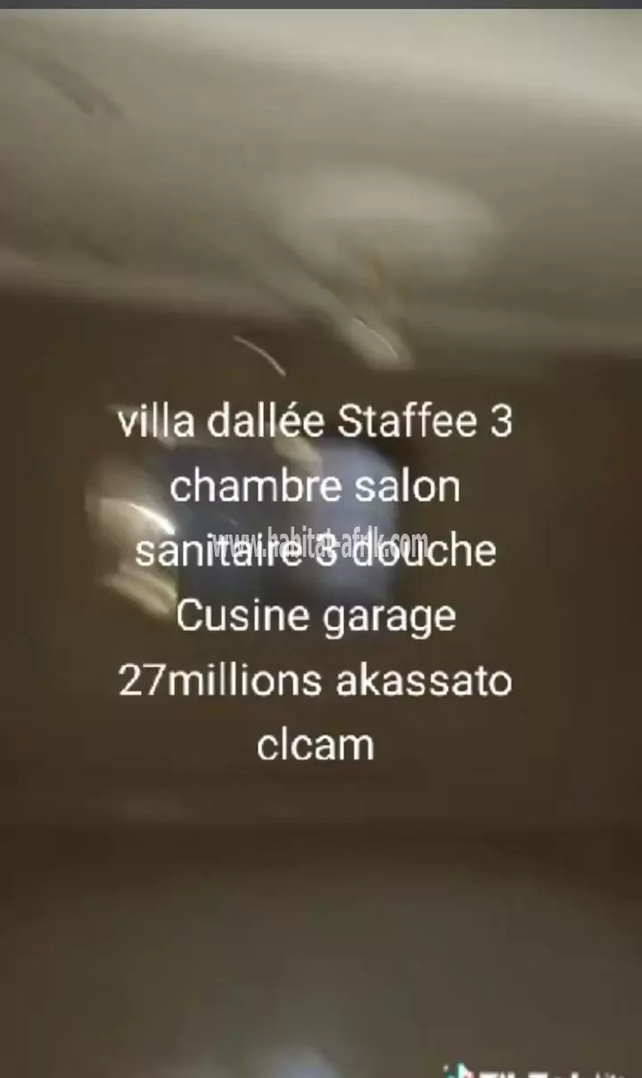 *À VENDRE UNE VILLA DALLÉE  DE 3 CHAMBRE SALON SANITAIRE à AKASSATO*  *