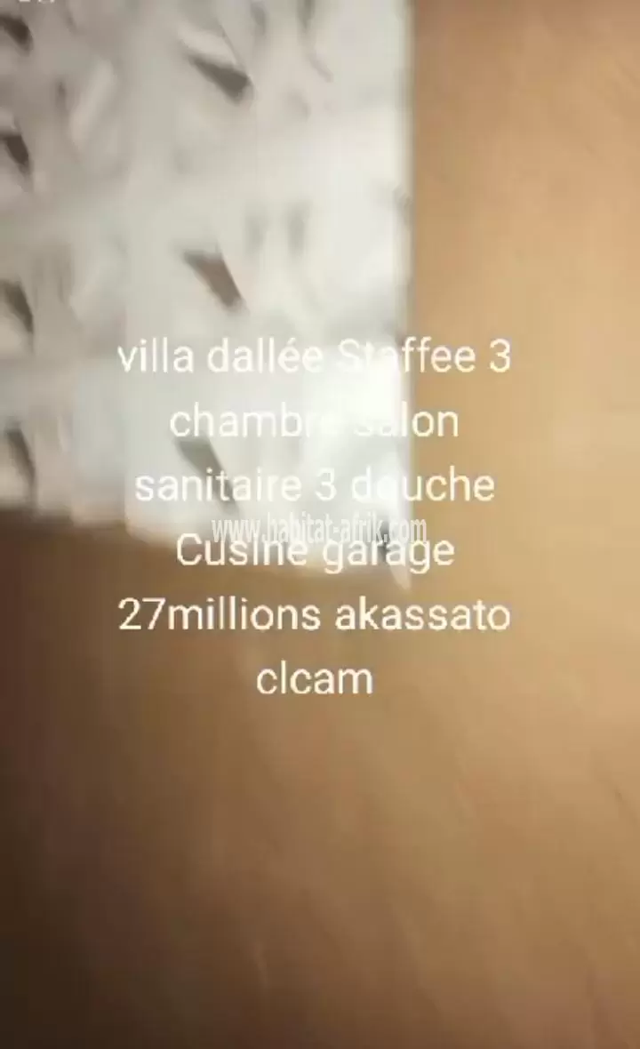 *À VENDRE UNE VILLA DALLÉE  DE 3 CHAMBRE SALON SANITAIRE à AKASSATO*  *