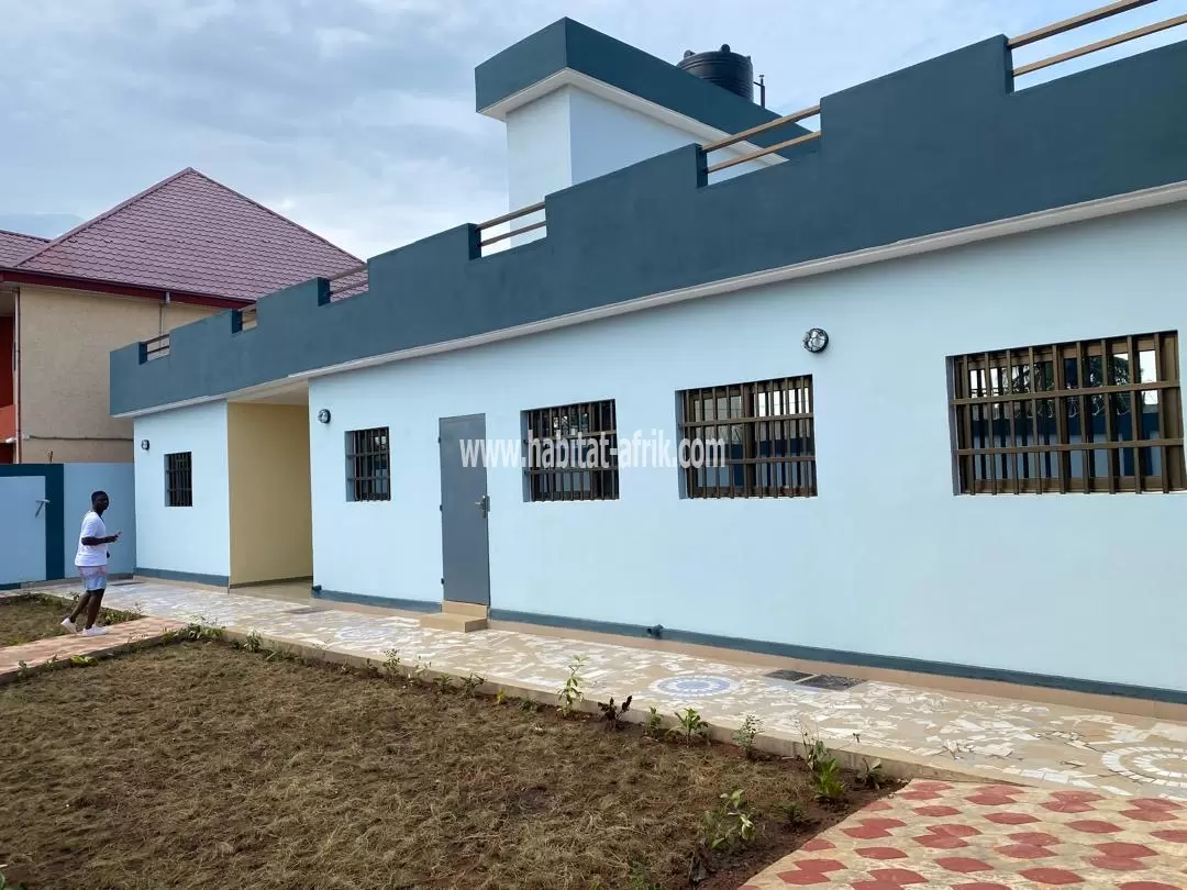 Je mets en vente une maison sur un (1) lot angle rue cinq (5) chambres salon dépendance nouvelle construction a 300 mètres du goudron segbe bon samaritain lome togo