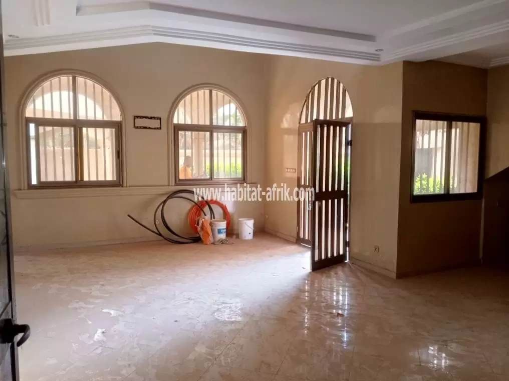 Je mets en location une villa de sept (7) chambres salon a avedji limousine lome togo