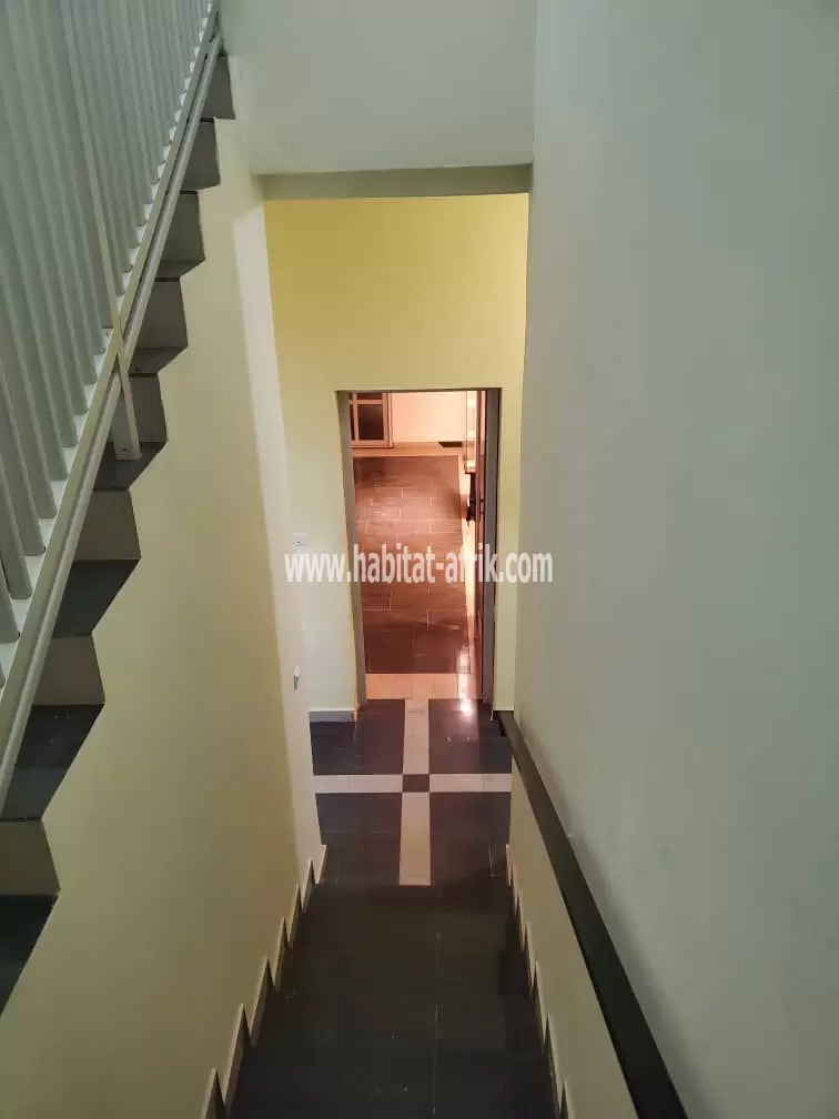 Je mets en vente une villa duplex de 5 chambres salon sur demi carré à Kegué Kelegougan 20m du goudron lome togo