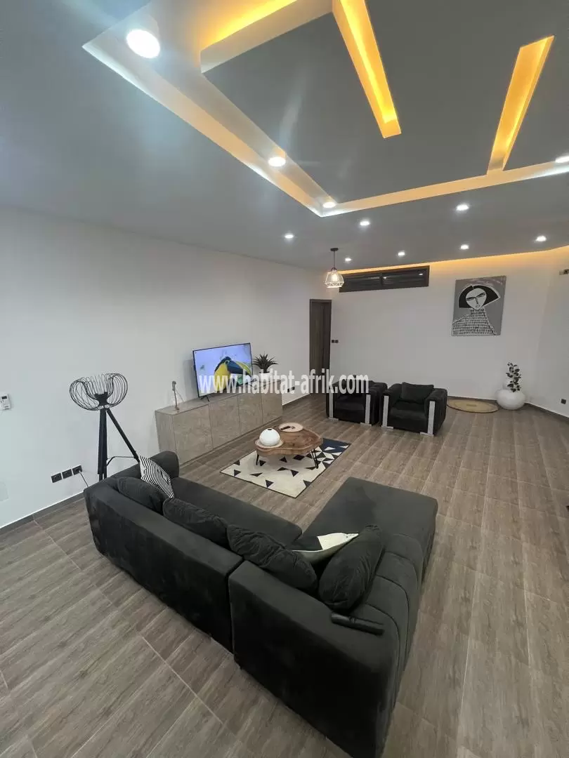 Je mets en location un bel appartement meublée au rez de chaussée de deux (2) chambres salon équipé à djidjole non loin loin de la direction Togocom Lome togo