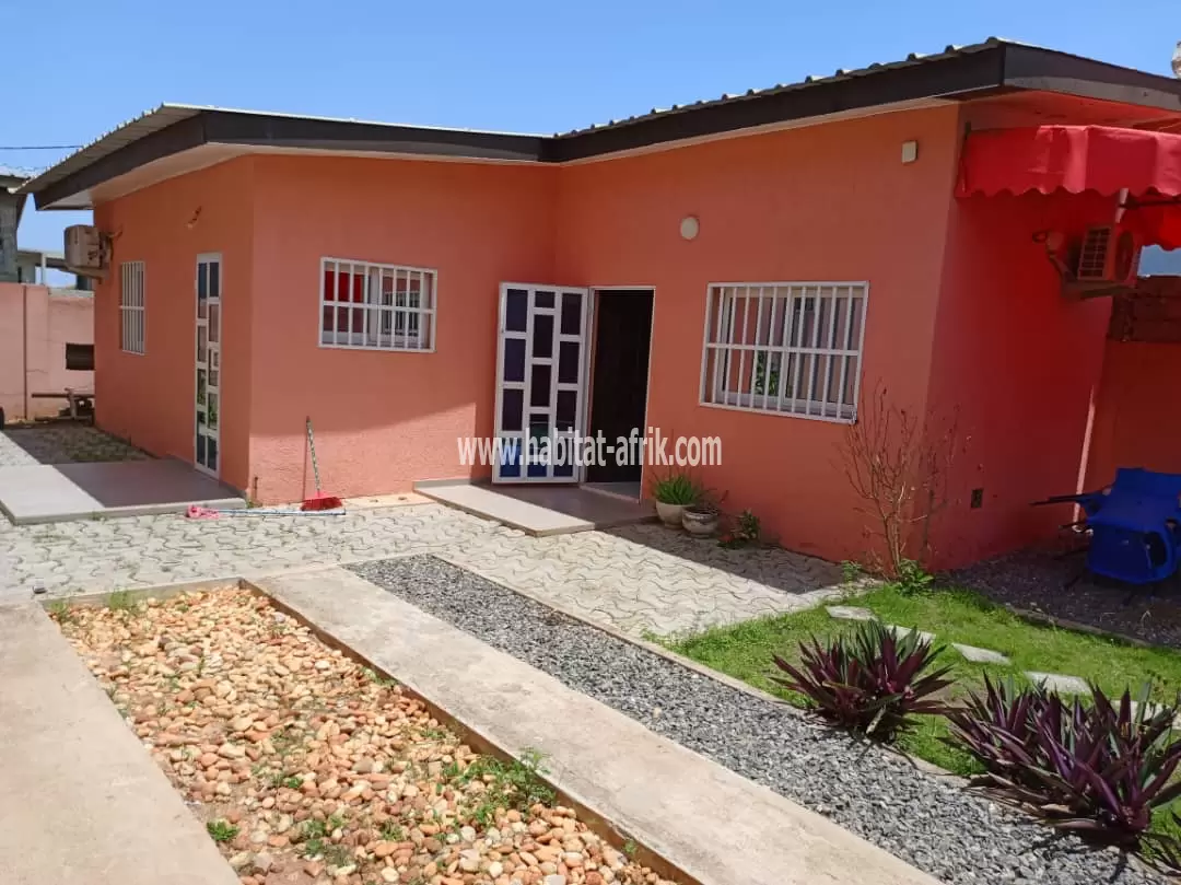 Je mets en location une mini villa meublée de deux (2) chambres salon équipée avec jardin situé à adidogome cité mokpokpo lome togo 