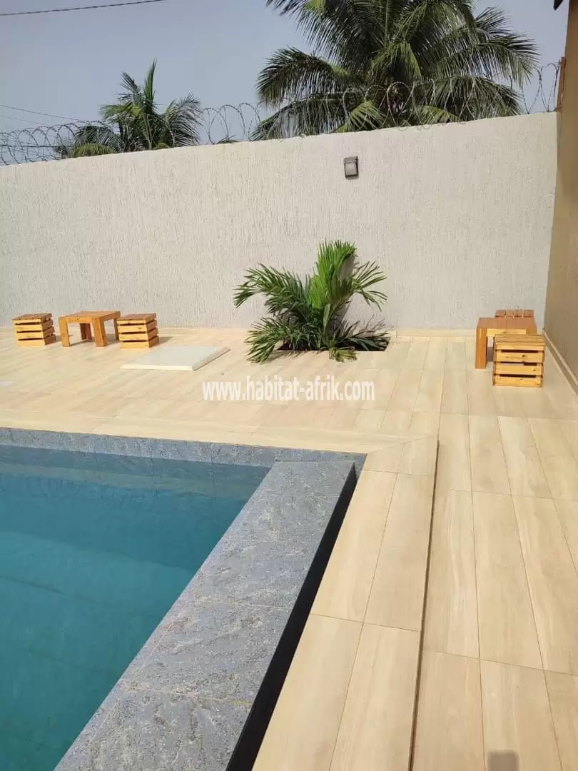 Je mets en location une villa meublée de deux chambres salon avec piscine jardin barbecue équipé à segbe - akato 3km du goudron sécurité assurée lome togo 