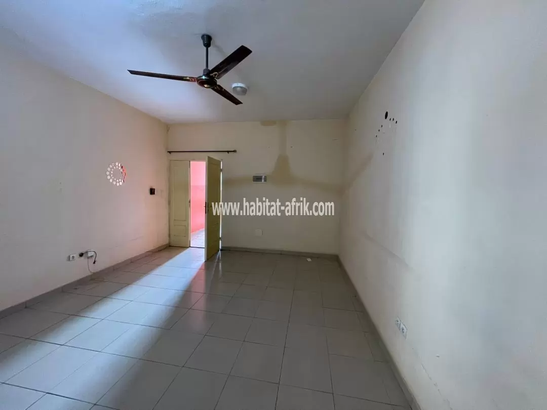 Je mets en vente une appartement de deux (2) chambres salon interne à Hedzranawoe pharmacie bien être lome togo 