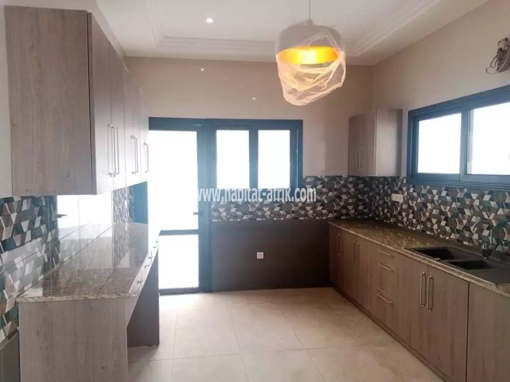 Je mets en vente un villa sur un lot avec titre foncier de quatre (4) chambres salon jardin dépendance à BAGUIDA LOME togo 