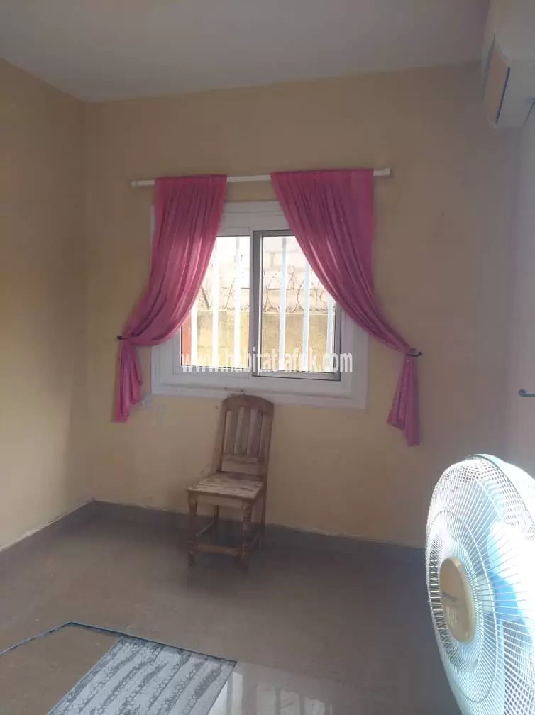 Je mets en vente un villa de deux (2) chambres salon à adidogome, deux fois pièce toutes dallé grand jardin paillotes sur 750m2 à Kegue deux villa lome togo