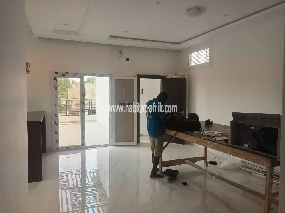 Je mets en location une villa en appartement cour unique à l’étage de 2 chambres salon à avedji cito lome togo 