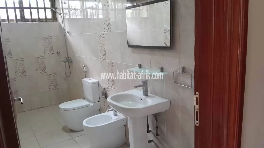 Je mets en vente une villa sur un lot 600 mètres  Carré de quatre (4) chambres salon dans la cité BOAD BAGUIDA lome togo 