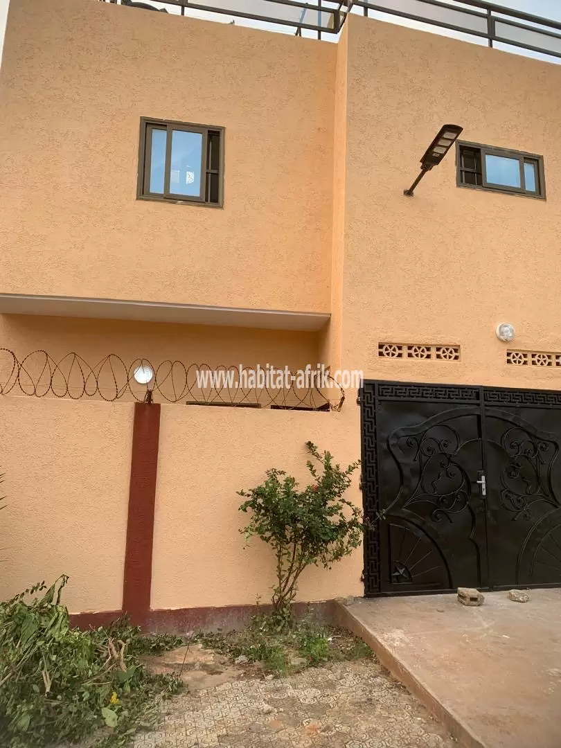Je mets en vente une villa de 4 chambres salon sur 1 quart de lot à AGOE cavaveli LOME togo