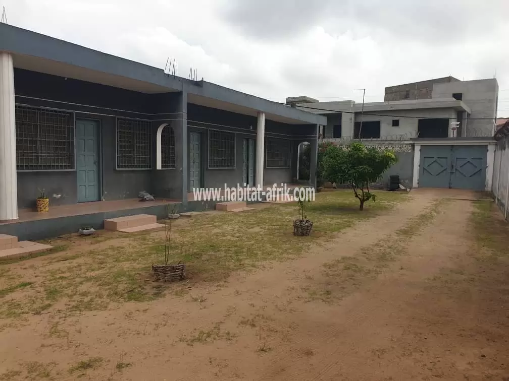 Je mets en vente une maison qui peut servir de location,bureau,maison et autre composée de 2 fois 2 chambres salon sur un lot (600m2) lome togo