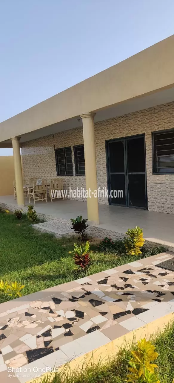 A vendre villa de 3 chambres salon autonome et une dépendance face à la mer à BAGUIDA non loin de monuments lome Togo 