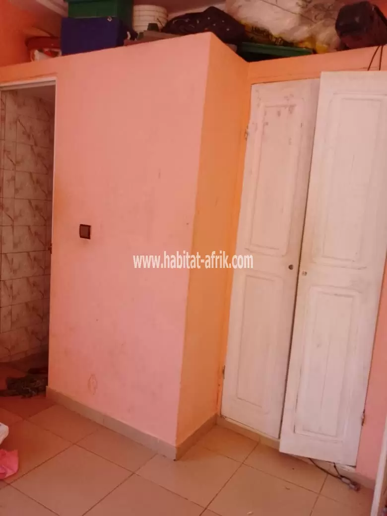 Maison à vendre sur un quart (1/4) de lot chambre salon dépendance et boutique à sanguera kleme lome togo