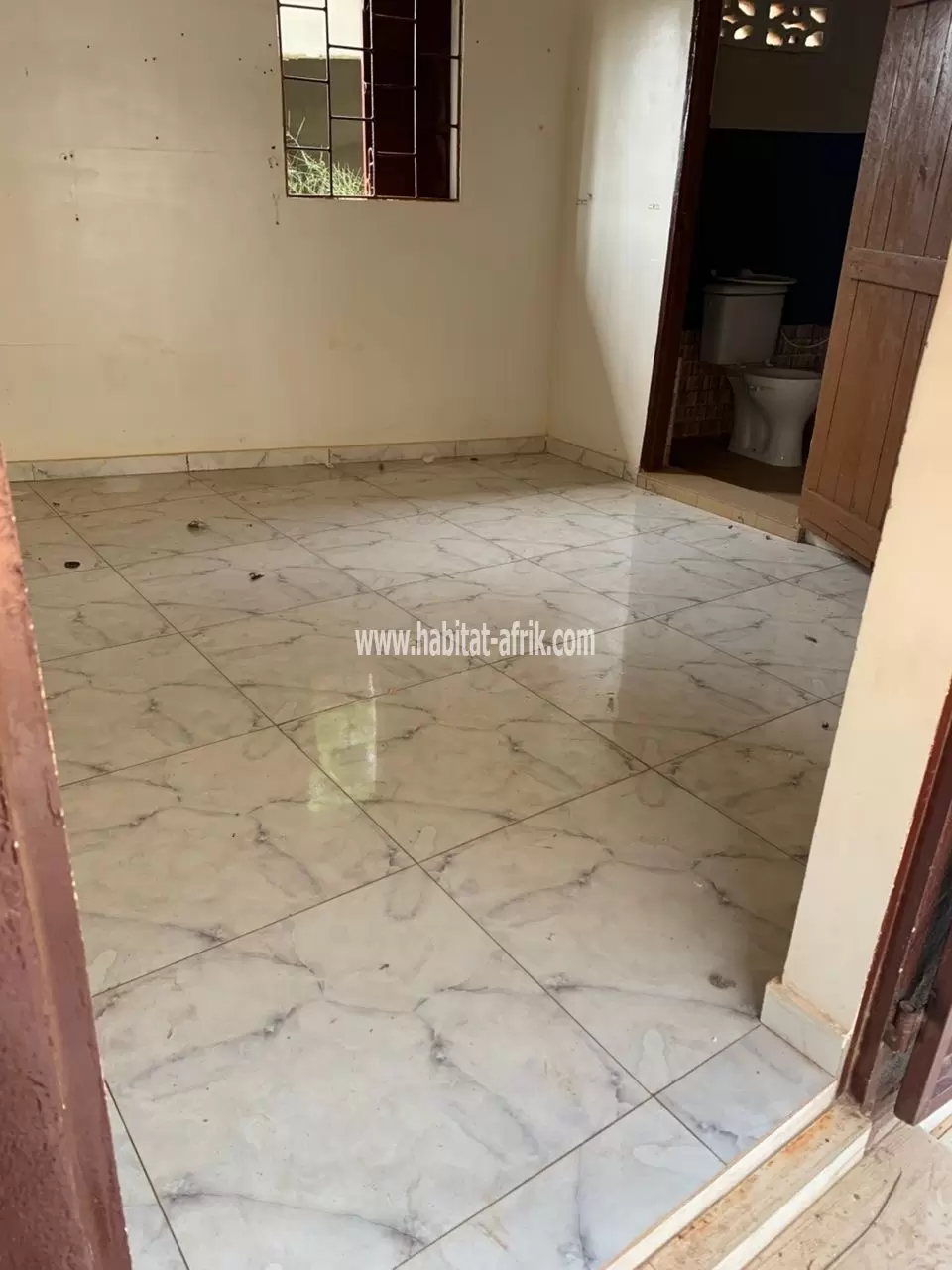 Boutique a louer avec dwc situé non loin du carrefour logote lome togo