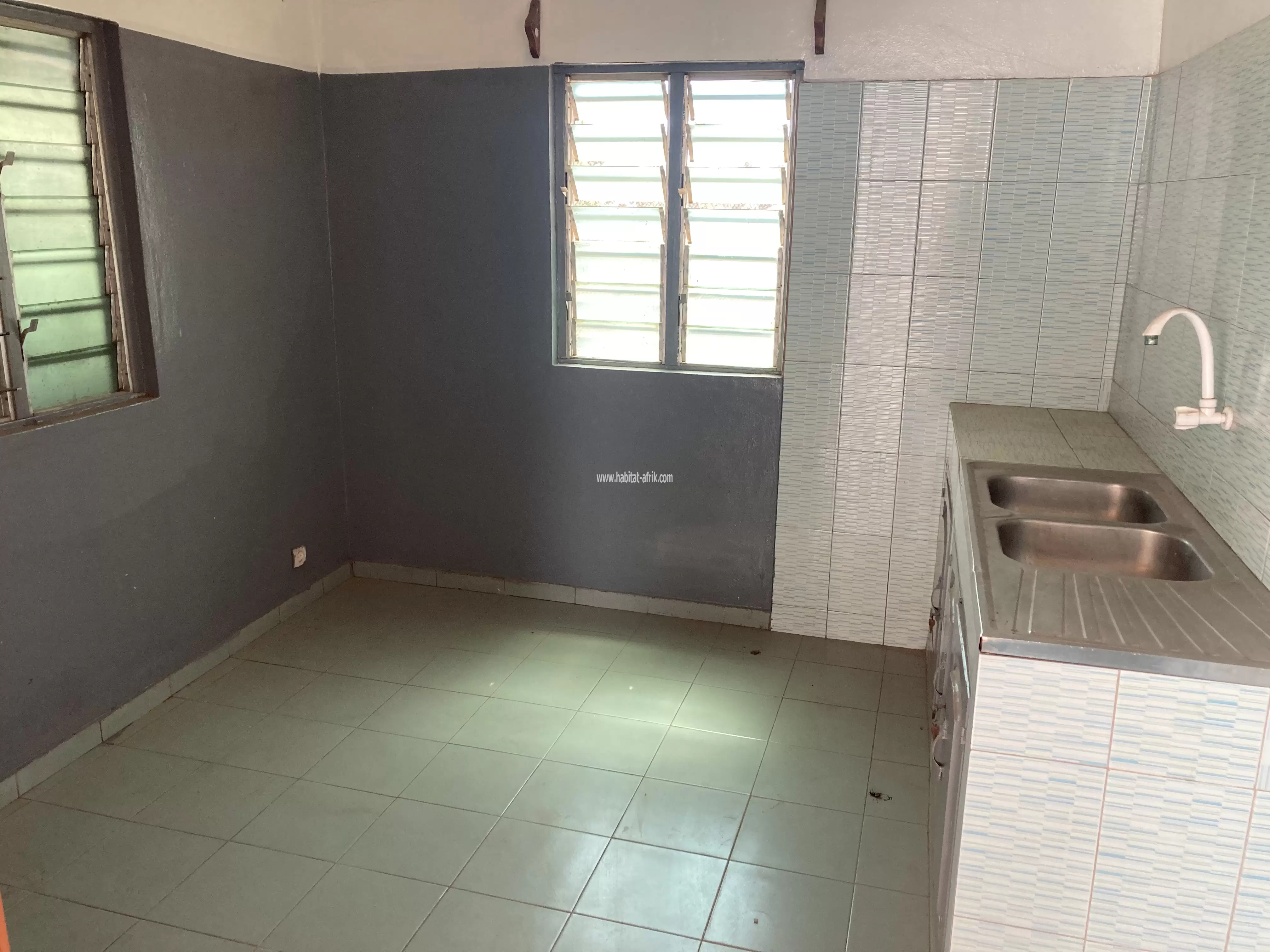 Je mets en location un appartement anglais cour unique a l’étage de 2 chambres salon wcd cuisine terrasse balcon paillote derrière la foire togo2000 lycée technique atsiegou lome togo