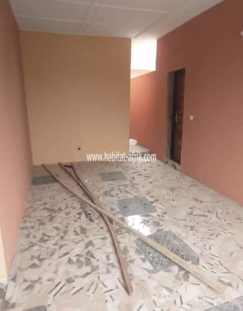 Je mets en location une villa cour unique de 2 chambres salon a kegue klobatem lome togo