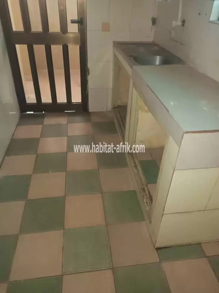 Je mets en vente une villa duplex de 05 chambres salon sur demi lot a adidogome lycée moderne lome togo
