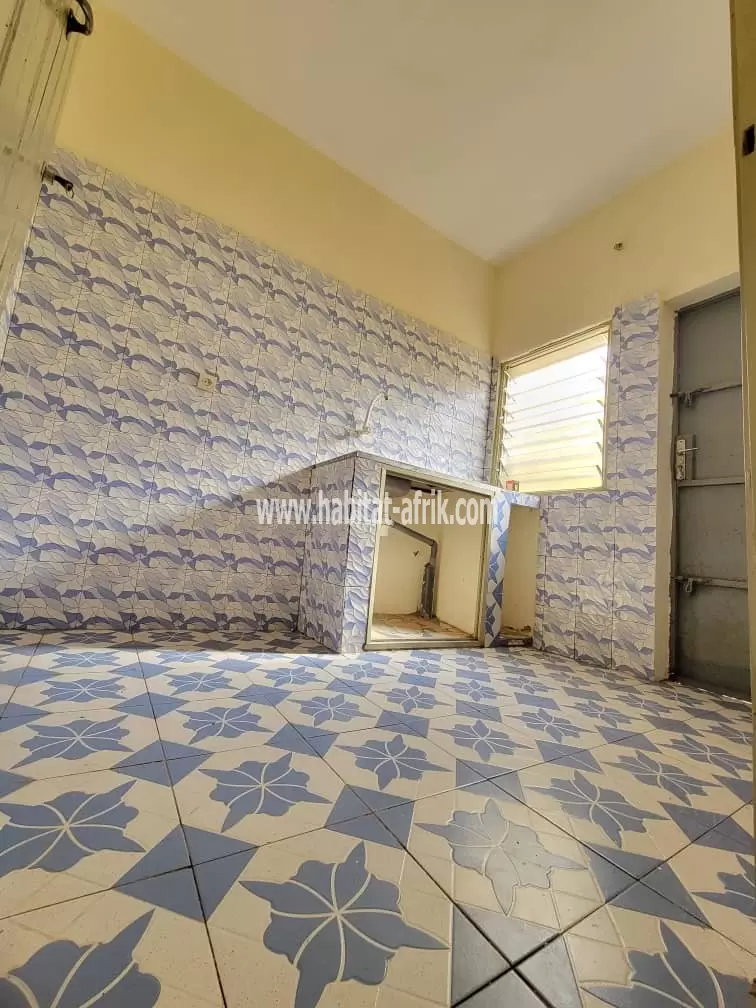 Je mets en location une cour unique de chambre salon pas de garage a adidogome Amadanhome lome togo