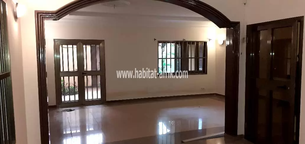 Je mets en location une villa duplex de 4 chambres salon autonome à cito aéroport lome togo