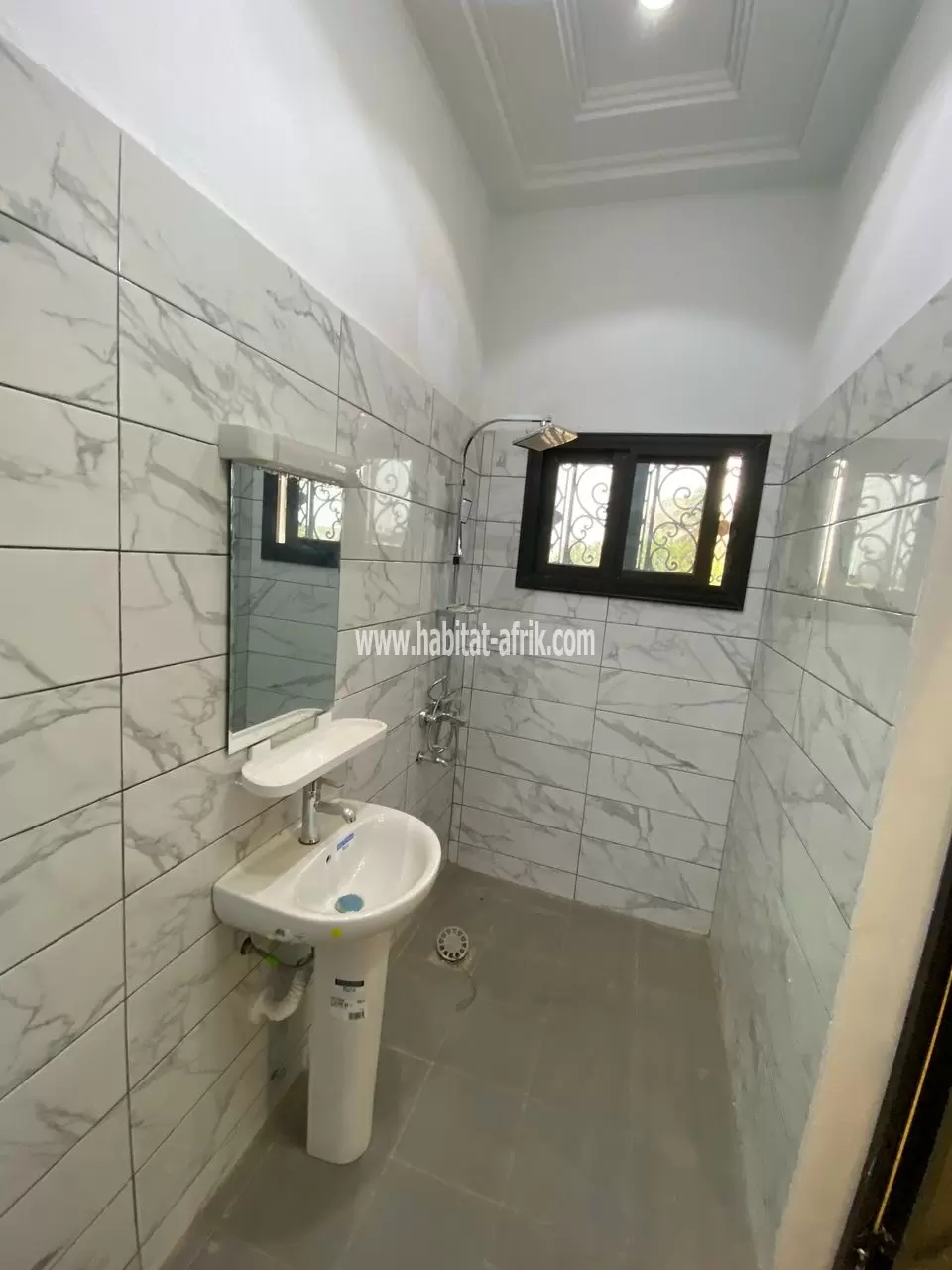 Je mets en location une villa a etage de 4 chambres 02 salons a adidogome sagbado lome togo