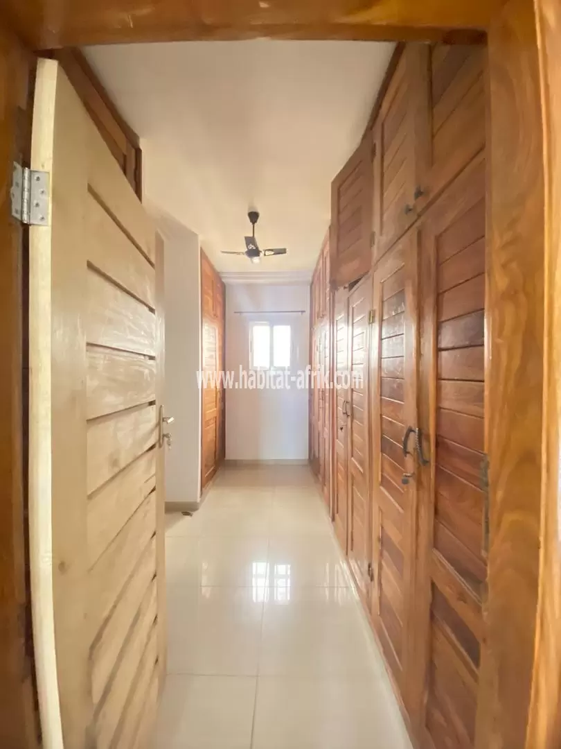 Je mets en location une grande villa avec jardin piscine 04 chambres plus 03 dépendance à GTA lome togo
