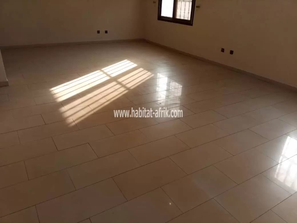 Je mets en location une villa de 04 chambres salon dwc cuisine a adidogome wognome zion to lome togo